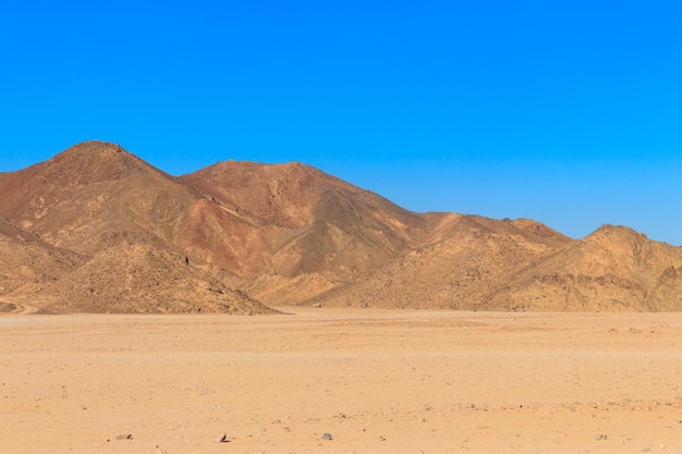 Blick auf die arabische Wüste und die Bergkette Red Sea Hills in Ägypten