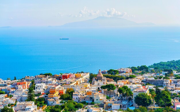 Blick auf die Architektur der Villen auf der Insel Capri in Neapel in Italien. Landschaft mit Booten und Yachten am Mittelmeer an der italienischen Küste. Anacapri in Europa im Sommer. Amalfi-Landschaft auf dem Berg Solaro