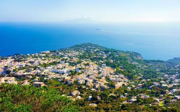 Blick auf die architektur der villen auf der insel capri in neapel in italien. landschaft mit booten und yachten am mittelmeer an der italienischen küste. anacapri in europa im sommer. amalfi-landschaft auf dem berg solaro