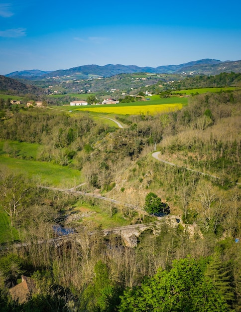 Blick auf die Ardèche-Hochebene im Frühling von Boucieu Le Roi in Südfrankreich