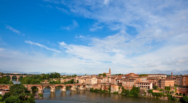 Blick auf die Augustbrücke in Albi, Frankreich. Horizontale Aufnahme