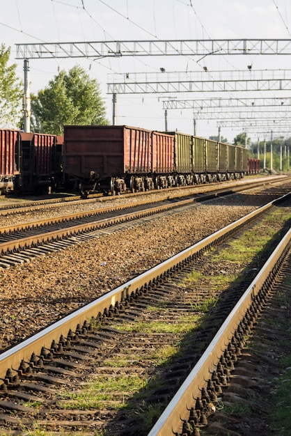Blick auf die Bahnstrecke und den Güterzug