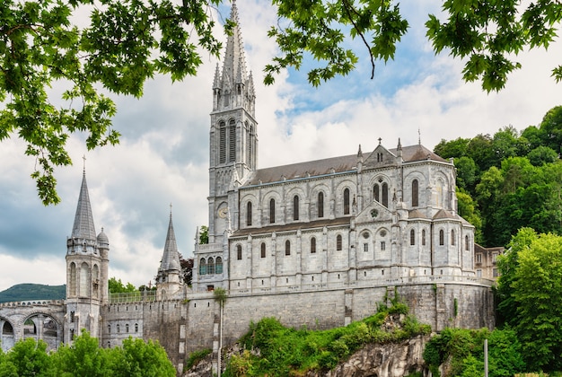 Blick auf die Basilika der Wallfahrtskirche Unserer Lieben Frau von Loudes in Frankreich.