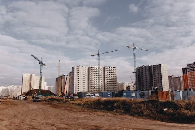 Blick auf die Baustelle mit Kränen und Wohnhochhäusern.