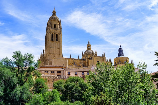 Blick auf die beeindruckende Kathedrale von Segovia mit ihrem hohen Turm, der in den spanischen Himmel ragt
