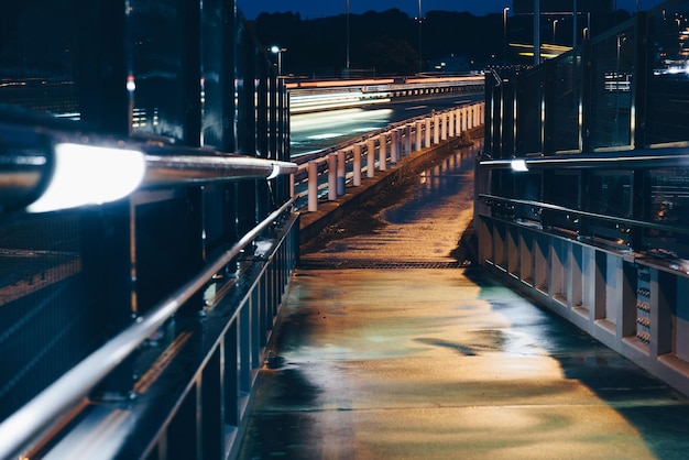 Blick auf die beleuchtete Brücke in der Nacht