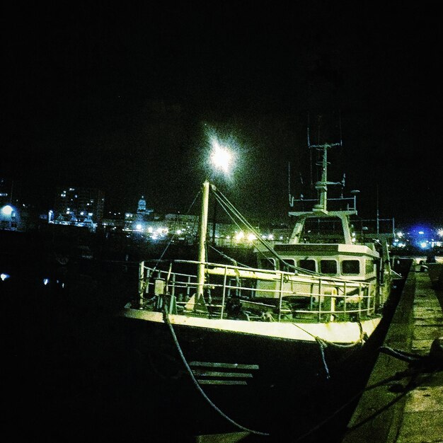 Foto blick auf die beleuchtete stadt in der nacht