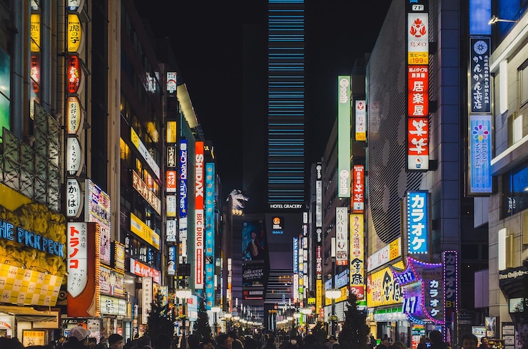Foto blick auf die beleuchtete stadt in der nacht
