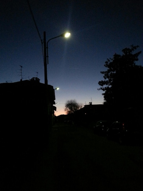 Foto blick auf die beleuchteten straßenlichter in der nacht