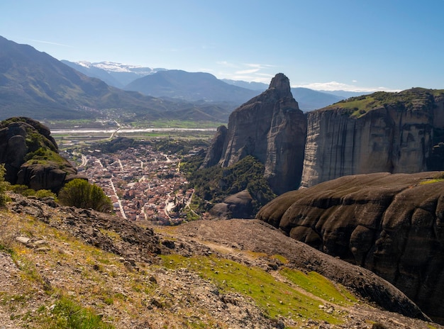 Blick auf die Berge der Stadt Kalambaka vom Meteora-Gebirge in Griechenland