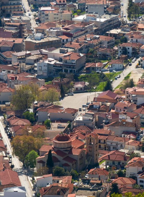 Blick auf die Berge der Stadt Kalambaka vom Meteora-Gebirge in Griechenland