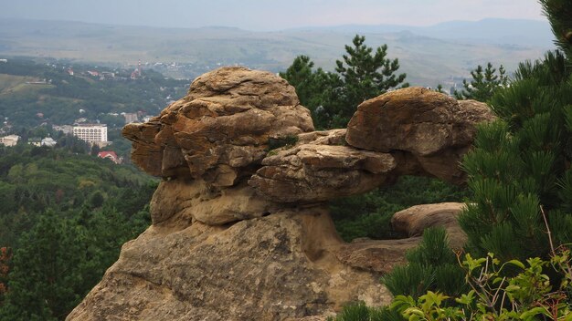 Blick auf die Berge, Felsen, Landschaft und malerische Orte des Nordkaukasus. Kislowodsk