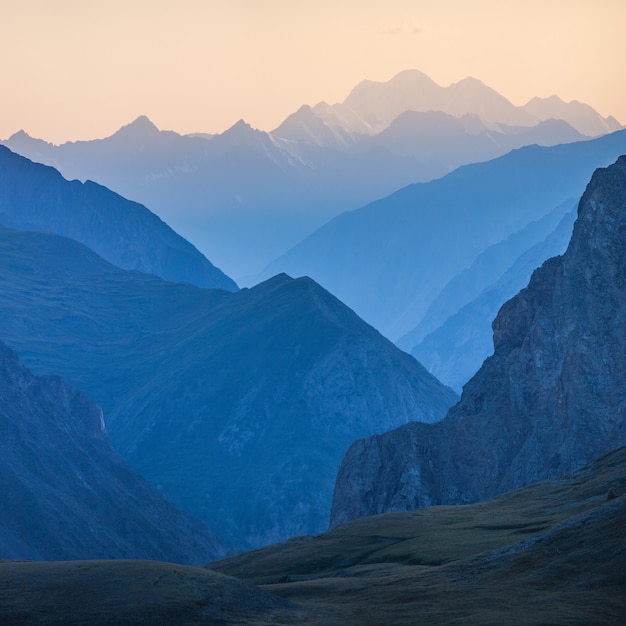 Blick auf die Berge im blauen Dunst des Sonnenuntergangs