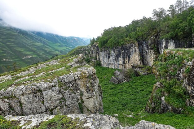 Blick auf die Berge in den Wolken und den Eingang zur Steinschale Dagestan Russland