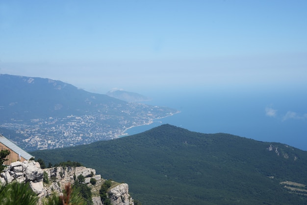 Blick auf die Berge mit dem Meer auf der Krim Jalta