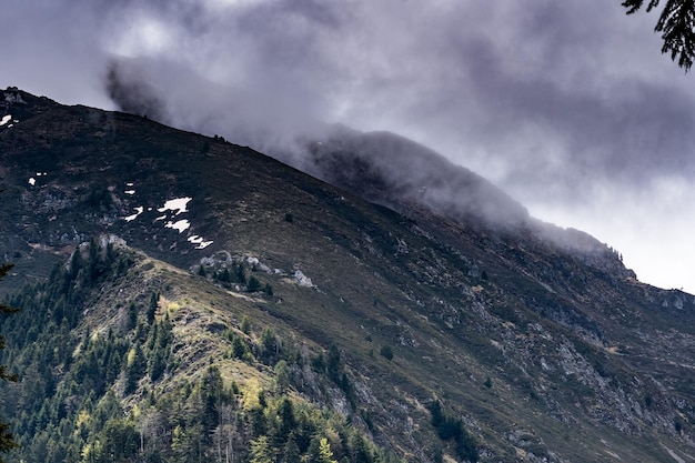 Blick auf die Berge mit ein wenig Schnee an einem bewölkten und launischen Tag in den französischen Pyrenäen