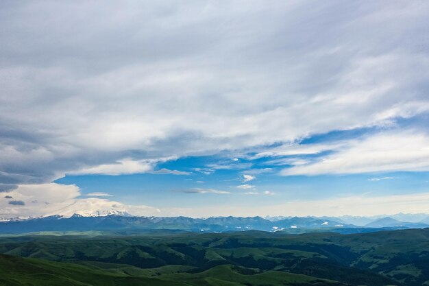 Blick auf die Berge und das Bermamyt-Plateau in der Karatschai-Tscherkessischen Republik Russland