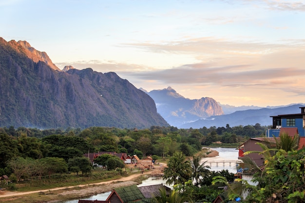 Blick auf die Berge und das Dorf auf Vang Vieng, Laos