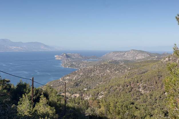 Blick auf die Berge und das Meer an einem Wintertag