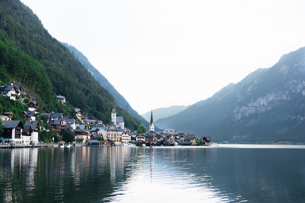 Blick auf die Berge und die Stadt Hallstatt in Österreich