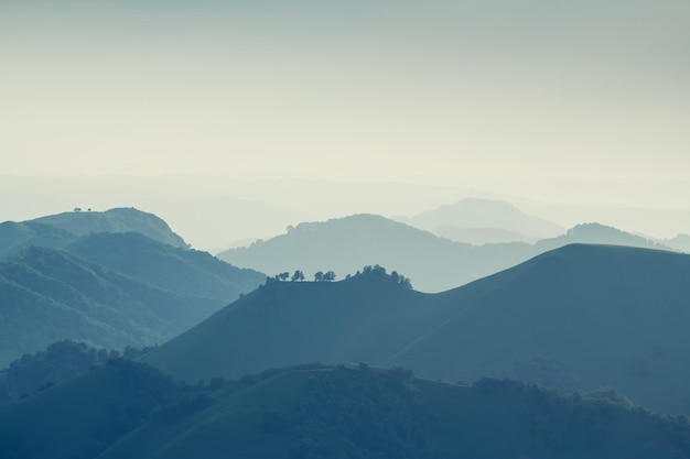 Blick auf die Berge und Hügel bei Sonnenuntergang Abstrakter Naturhintergrund