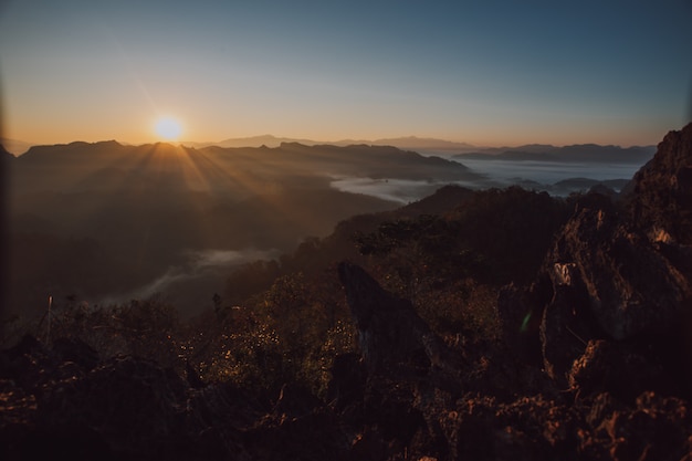 Blick auf die Berge und Morgennebel