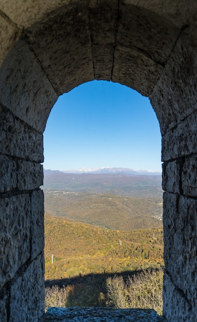 Blick auf die Berge vom Turm auf dem Berg Akhun. Sotschi, Russland.