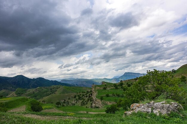 Blick auf die Berge von Dagestan in der Nähe des Dorfes Gamsutl Russland Juni 2021