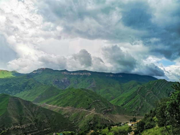 Blick auf die Berge von Dagestan in der Nähe des Dorfes Gamsutl Russland Juni 2021