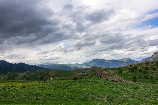 Blick auf die Berge von Dagestan in der Nähe des Dorfes Gamsutl Russland Juni 2021