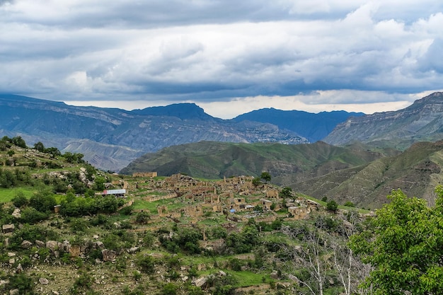 Blick auf die Berge von Dagestan in der Nähe des Dorfes Gamsutl Russland Juni 2021