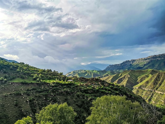 Blick auf die Berge von Dagestan in der Nähe des Dorfes Gamsutl Russland Juni 2021