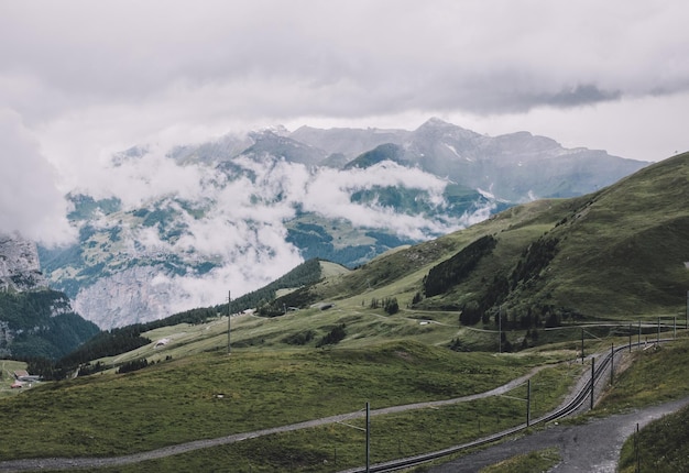 Blick auf die Berge von der Station Jungfraujoch in den Alpen, Nationalpark in Lauterbrunnen, Schweiz, Europa. Sommerlandschaft, Regenwetter, dramatischer Wolkenhimmel