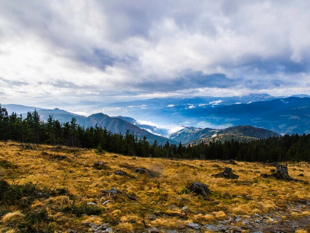 Blick auf die Berge vor einem bewölkten Himmel
