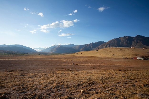 Blick auf die Bergkette vom heiligen Tal in Maras in Peru