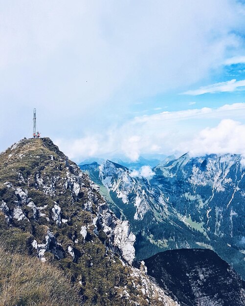 Blick auf die Bergkette vor einem bewölkten Himmel