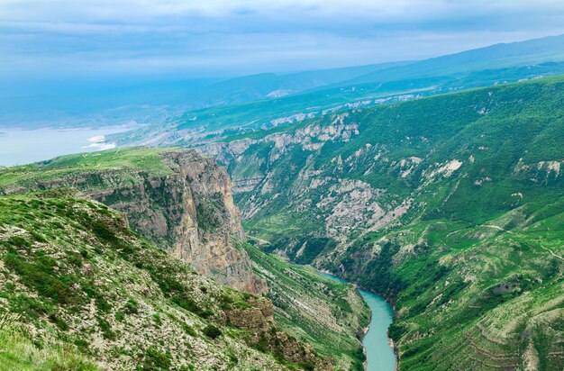 Blick auf die Berglandschaft der Schlucht des Sulak-Flusses in Dagestan