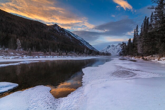 Blick auf die Berglandschaft im Winter