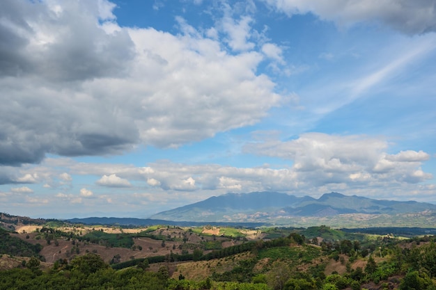 Blick auf die Berglandschaft und blauer Himmel in der Provinz Nan Nan ist eine ländliche Provinz im Norden Thailands, die an LaosxA grenzt