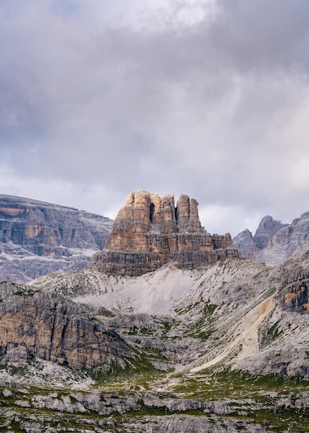 Blick auf die Bergregion mit den majestätischen Gipfeln des Tre Lavaredo, bedeckt mit Wolken, Dolomiten, Italien