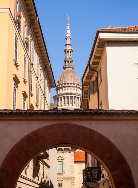 Blick auf die berühmte Kuppel der Basilika San Gaudenzio in Novara, Italien.