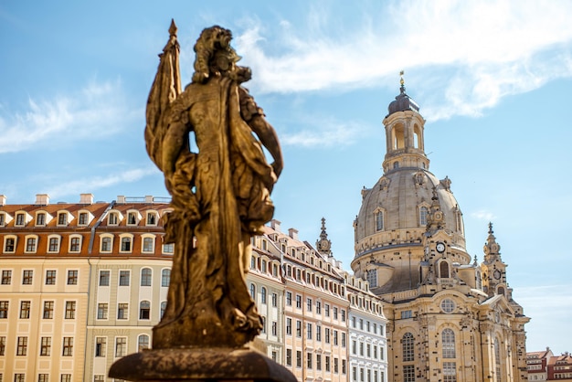 Blick auf die berühmte Liebfrauenkirche mit Brunnenstatue in der Stadt Dresden, Deutschland