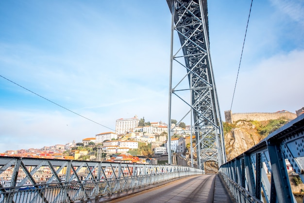 Blick auf die berühmte luis-eisenbrücke im morgenlicht in porto, portugal