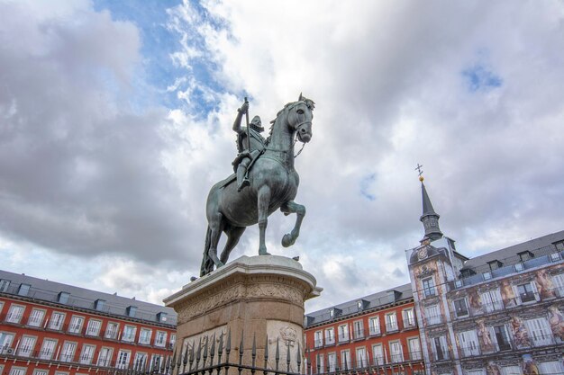 Blick auf die berühmte Plaza Mayor mit Statue Madrid Spanien