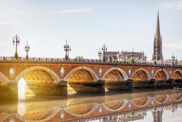 Blick auf die berühmte Saint-Pierre-Brücke mit der St.-Michael-Kathedrale in der Stadt Bordeaux, Frankreich