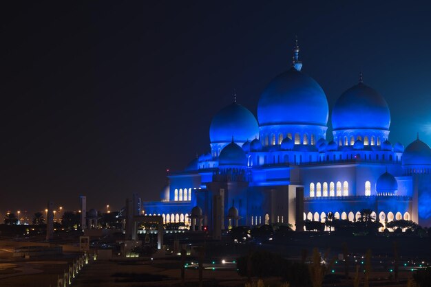 Blick auf die berühmte Sheikh Zayed White Moschee in Abu Dhabi, Vereinigte Arabische Emirate bei Nacht