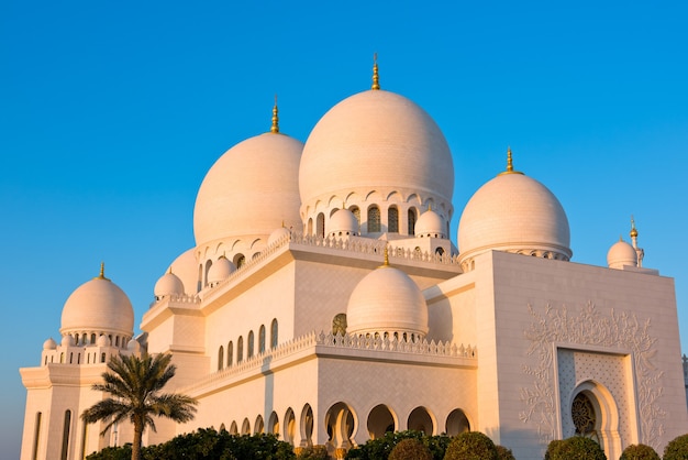 Blick auf die berühmte Sheikh Zayed White Moschee in Abu Dhabi, Vereinigte Arabische Emirate?