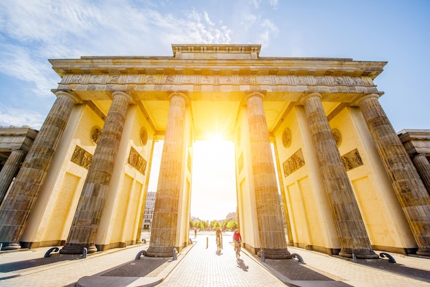 Blick auf die berühmten Brandenburger Tore auf dem Pariser Platz während des Sonnenaufgangs in Berlin City