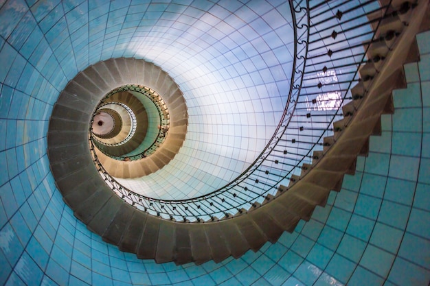 Blick auf die blaue Treppe des hohen Leuchtturms, Insel Vierge, Bretagne, Frankreich?