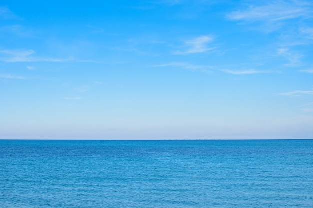 Blick auf die blaue Weite des Meeres und den blauen Himmel mit Wolken. Klarer Horizont. Ideal für Design- und Texturhintergrund.